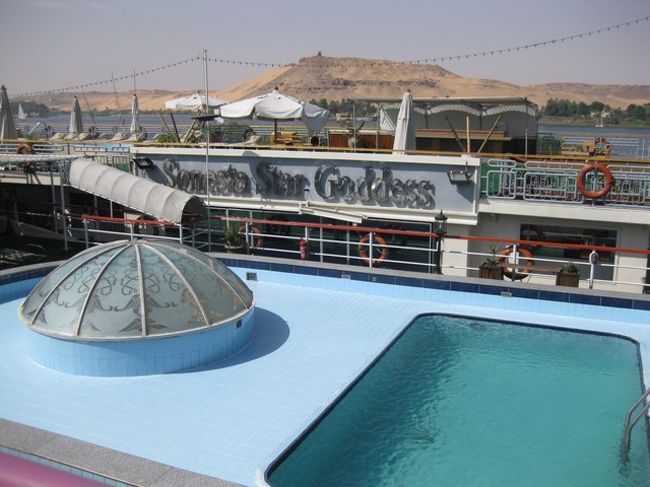 ナイル川クルーズ船のサンデッキ<br /><br />写真は隣の船です<br />ナイル川クルーズの船は、複数の船が重なって停泊。<br />岸への往来はとなりの船の中をとおり抜けて行きます。