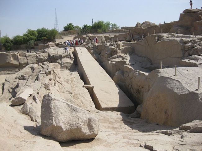 切りかけのオベリスク<br /><br />これだけ巨大なオベリスクを加工・運搬していたなんて･･･<br /><br />