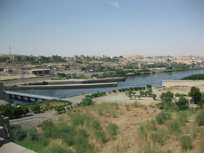 ナイル川・アスワンをあとにアブシンベルへ<br /><br />バスで約３時間半です<br />