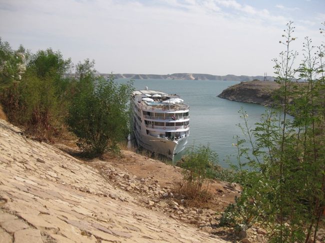 アブシンベル到着<br /><br />アブシンベル神殿横の入り江には、アスワンハイダムより上流で運行するクルーズ船が停泊