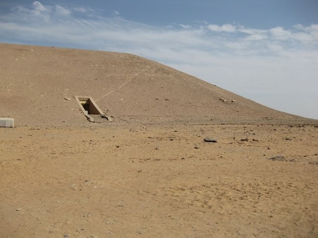 アブシンベル大神殿の裏側<br /><br />入り口のゲートを通るとこの風景が見えます<br />この向こうが「アブシンベル大神殿」です