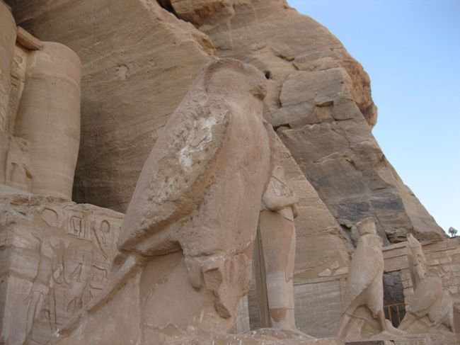 「アブシンベル大神殿」<br /><br />手前にはホルス神などの彫像があります