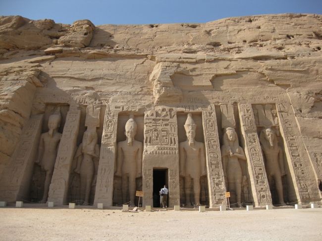 こちらは「アブシンベル小神殿」