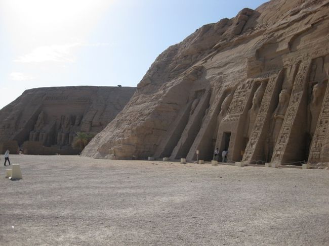 大神殿・小神殿ともに内部は撮影禁止<br /><br />現在の場所に移設後、数十年前までは内部が「張子」状態と聞いていましたが、近年整備されたらしく、美しいレリーフの壁面・柱でした。<br />内部は映画「スターゲート」のモデルになったとか。映画シーンそのものです。