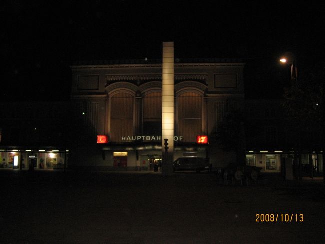 ザルツブルクへは夜に着きました。<br />ホテルは駅から歩いて５分くらいのところを予約していたのでしたので安心♪<br />でも地図と方向感覚が全然あっていませんでした。