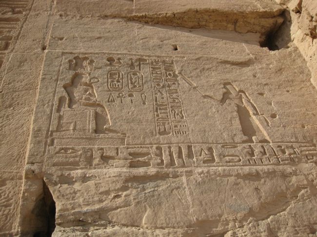 アブシンベル小神殿の外壁<br /><br />レリーフの陰影が美しかったです