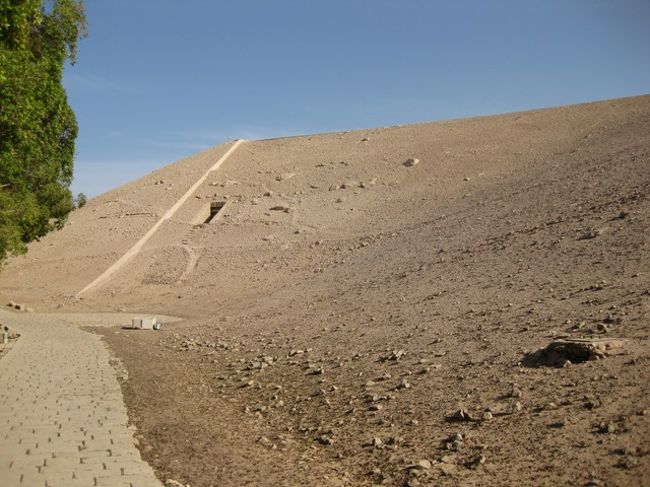 アブシンベル小神殿横の裏側<br /><br />出入り口のゲートを基点に大神殿・小神殿を一周できます<br />この日のアブシンベルの気温は４１度だったそうです。<br />このあと売店でファンタを買い、イッキ飲みでした。