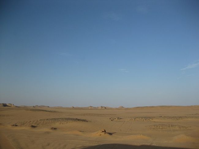アスワンへの帰路<br /><br />一面の砂漠<br />「砂の色」と「空の青」のコントラストが美しかったです<br />