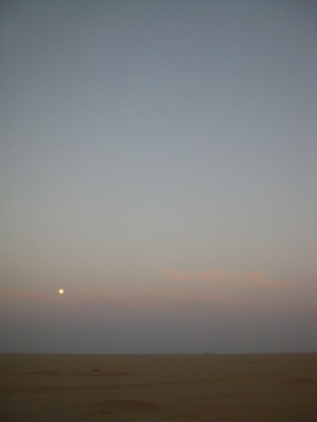 「月と砂漠」<br /><br />日没後、東の空には満月<br />この写真では伝わらないですが、なんとも言えない感動的な風景でした。<br /><br />アスワン、アブシンベル間の往復バスの移動。<br />当初はこの約７時間が苦痛に思われましたが、日本では見ることのできない車窓の風景に、今回の旅行で一番の感動的な時間となりました。