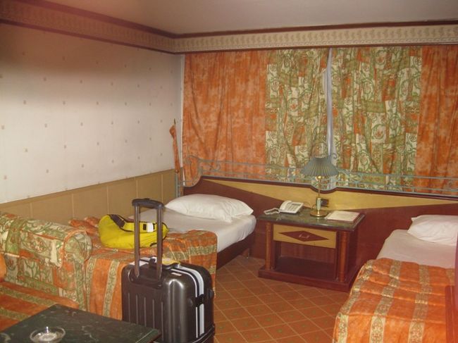 アスワンに到着後、クルーズ船に乗船です。<br />船名は「フローレンス」。<br />５つ星の豪華クルーズ客との事でしたが、相当古そうです。「星」の数の基準が分かりません。<br />ただ移動手段・宿泊施設と割り切れば、なかなかの設備です。<br />今夜は停泊したままのシップホテル。<br /><br />私のキャビンの広さは、約２５平米ほどでした。<br />