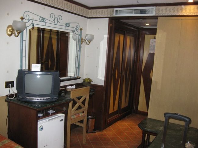 クローゼットにはハンガーと予備の枕のみ<br />キャビンには、クルーズ船に付き物の「救命胴衣」・「船内新聞」・「セキュリティ−ボックス」はありません<br />（セキュリティ−ボックスはフロントデスク裏の廊下の壁にあり、キー紛失時のペナルティーが100USドル）<br /><br />冷蔵庫は空でした<br />（持参した水・お茶・コーヒーをいれたら満杯）<br /><br />チャンネル数は１０程あるらしいですが、停船中テレビはほとんど映りませんでした。<br />