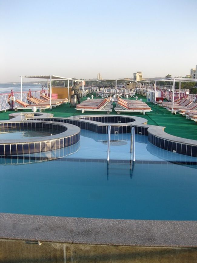 プールデッキ<br /><br />一応水着を持ってきましたが、水による体調不良になる事を恐れ、今回はプール利用はやめることにしました。<br /><br />このプールで「ナイルを満喫」していた方々は、ほぼ全員体調を崩している様子でした。