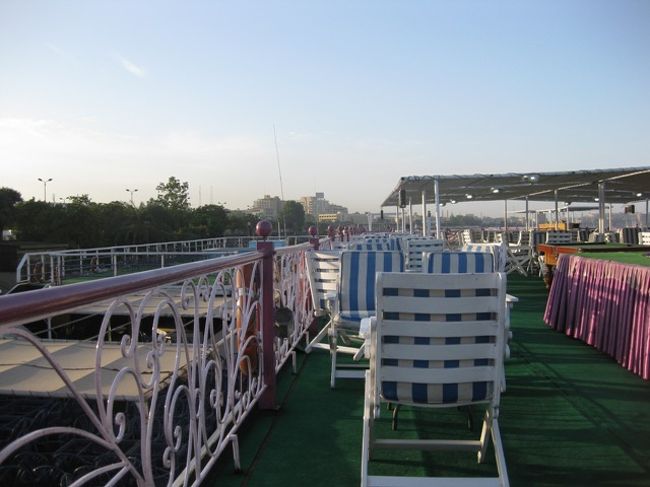 サンデッキ<br /><br />クルーズ中、ここで毎夕１７時からティーサービスがあります<br />（コーヒーはネスレのインスタント、ケーキはパサパサのパウンドケーキ）