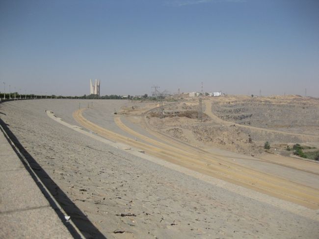 午後の出航前に「アスワンハイダム」見学