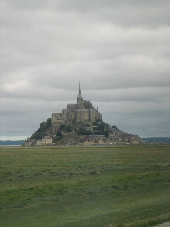 モンサンミッシェルにはTGVを利用して行きました。<br />パリ・モンパルナス駅を７時前に出発するTGVを日本でインターネットより予約しレンヌで下車。<br />そこからはバスに乗ってMSMに。バスの切符は当日バスの運転手さんから購入しました。パリからは日帰りのバスツアーもありますが、何せ３世代の旅。諸事情を考慮してTGVで行く手段を選びましたがTGVの乗り心地も満足、<br />結果的この手段を選択してよかったです。<br />道中はほとんど英語が通じました。<br /><br />レンヌ⇔MSMのバスの時刻表は<br />以下のホームページで確認しました。<br />http://www.destination-montsaintmichel.com/<br /><br /><br />モンパルナスを７時前発TGV→レンヌ発のバス9:30ごろだったかな・・<br />MSMには11:00頃到着しました。<br />帰りは確か14:30発のバスでレンヌ発16:05の<br />TGVに乗り込み(因みにこちらも往路と一緒に日本でネット予約。）<br />モンパルナスには18:20頃到着しました。