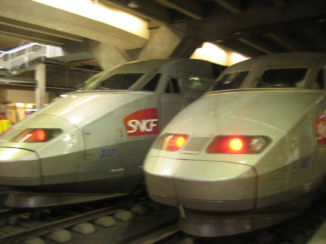 TGVのチケットはHISのホームページから手配できました。<br /><br />どういうわけか2等車より1等車の方が安価で1等車を予約しました。<br />素敵なシートで快適でした♪<br /><br />フランスの駅には改札がなくホームにある黄色い検札機に<br />チケットを挟むと時間が刻印されます。<br />これを行わずに乗り込むと、車掌さんに怒られるとか・・・。<br />帰路レンヌ駅でこれが上手くできず、駅員さんを捕まえると<br />この黄色いマシーンを平手でバシーン！！<br />見事にマシーンは復活、無事に刻印されました。