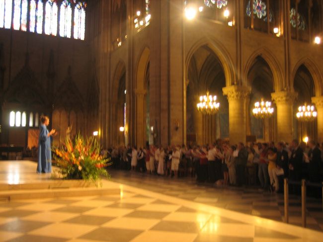 日曜だったのでノートルダムではミサが行われていました。<br />パイプオルガンの音が荘厳でした。<br />時間は確か朝9時半ごろだったような・・・。