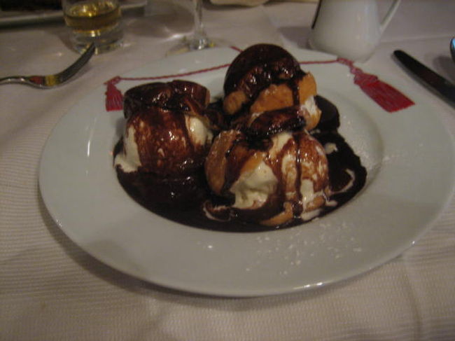 オペラ座近くのLe Grand Cafeにて。<br />素敵な雰囲気のお店です。<br /><br />これはデザート。すごい量です。<br />エスカルゴ、おいしかったです♪