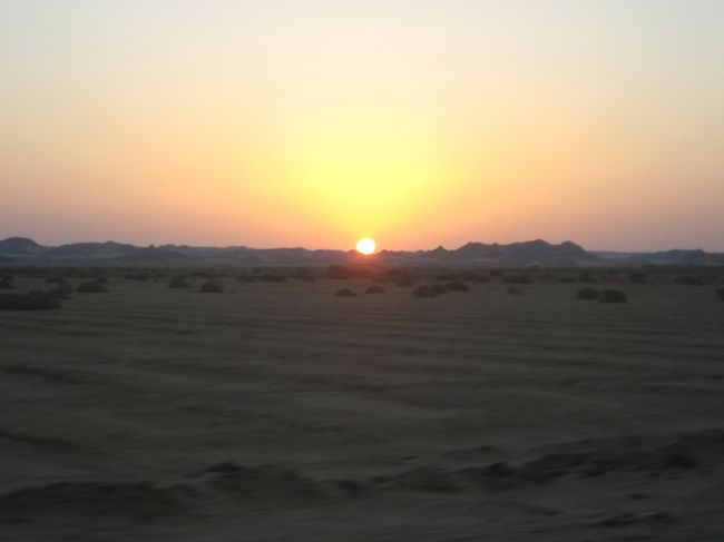 移動中はほとんど寝てます。<br /><br />そろそろ夜明けのようです。