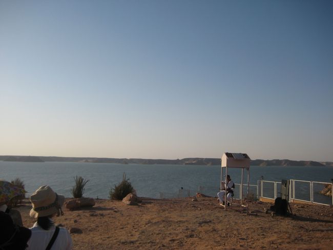 さあ、アブシンベルつきました。<br />ちょっと歩きます。