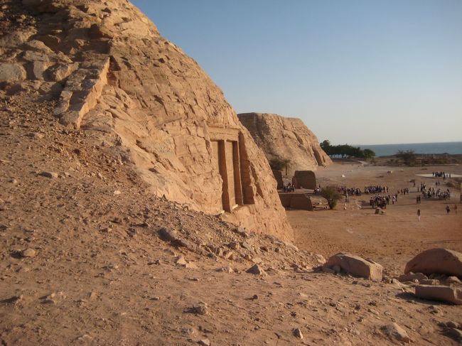 大きな岩を回ると。。。。