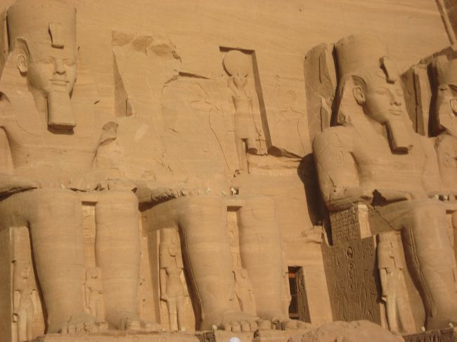 4体のラメセス2世<br /><br />ほんとに巨大で圧倒で口アングリ！<br /><br />足下には彼の<br />奥さんや子供がいます。
