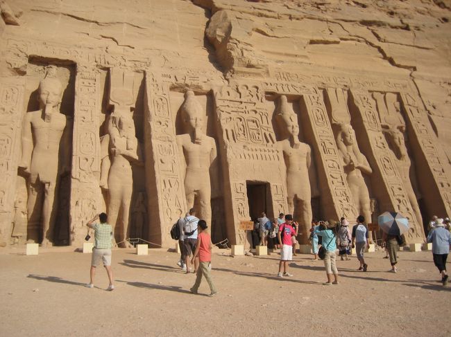 隣にはアブシンベル小神殿があります。<br />ここはラメセス2世の王妃ネフェルトアリのために建てられました。<br />