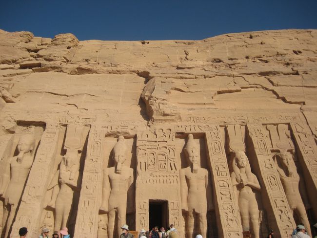 正面にはラメセス2世の立像4体と、ネフェルトアリ2体が並んでいる。<br /><br />奥さん（ネフェルトエリ）の為に造ったのに<br />ラメセス4体：ネフェルトアリ2体って。。。<br />やっぱ自分が大好きなんでしょうか。<br />そりゃあそうか、王様だもんね。