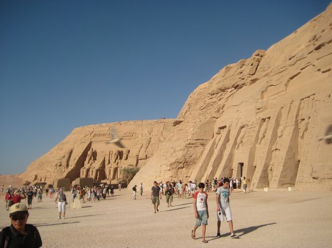 アブシンベル神殿は、アスワンハイダム建設時に神殿が水没してしまって、<br />元の位置より60m上に移動したんです。<br /><br />細かく切って移動してまた戻す。<br />そんなことできちゃうんだね、観に来てよかった！