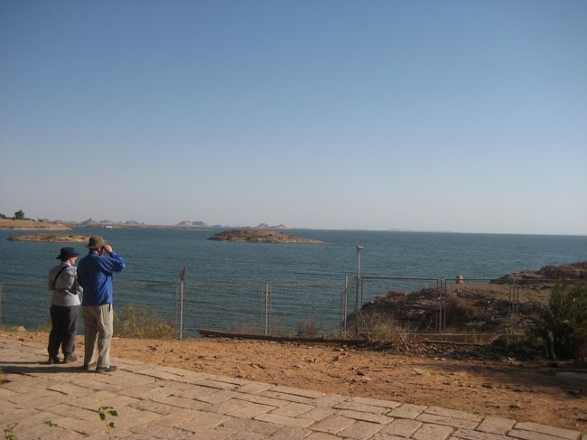 大きな湖（ナセル湖）のほとりにあるのです。<br /><br />アスワンハイダムの際に水没から免れたのは他にもたくさんあるそうだが、<br />お墓や小さな神殿など大半の遺跡はまだ湖の中に。。。<br /><br />