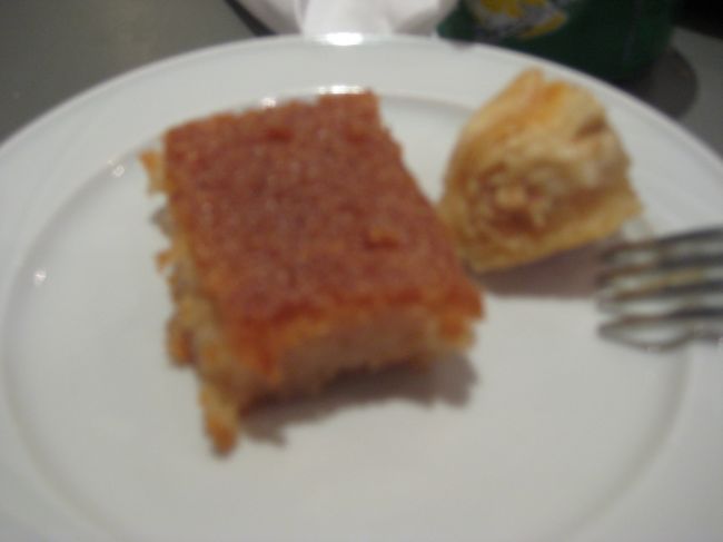 デザート<br />エジプトのスイーツはめちゃくちゃ甘い。<br /><br />歯にしみるぅ〜！<br />右側のは固いがポリポリ食べまあした！