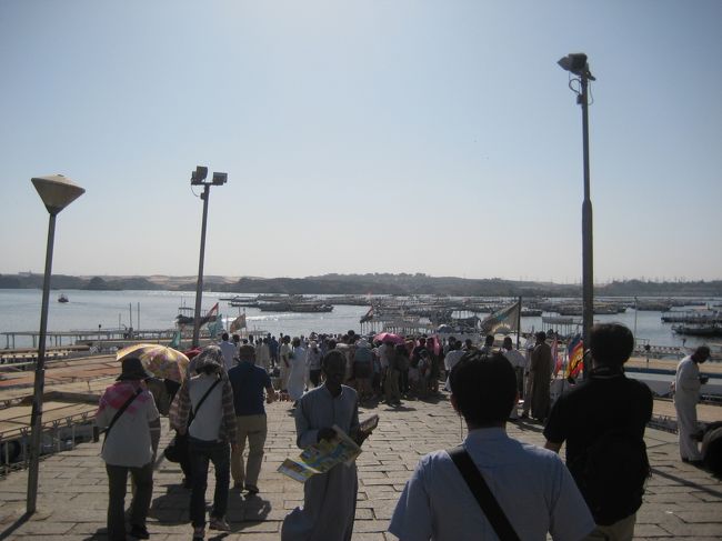 ボートでフィラエ島へ移動。イシス神殿は船で移動なのです。