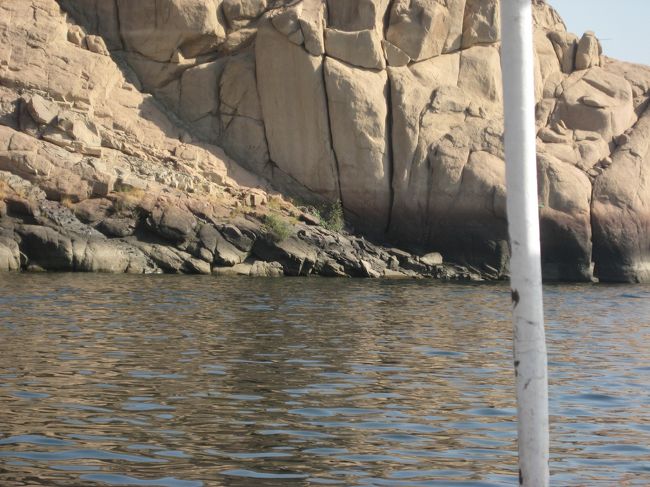 ナイル川の水位が下がって黒い跡が残ってます。