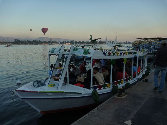 気球に乗る前に乗ったかわいらしい船。