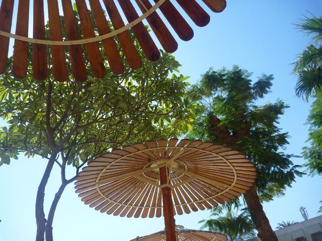 ビーチパラソルがかわいい〜！空は真っ青！<br />もう、疲れなんて吹っ飛んだ！