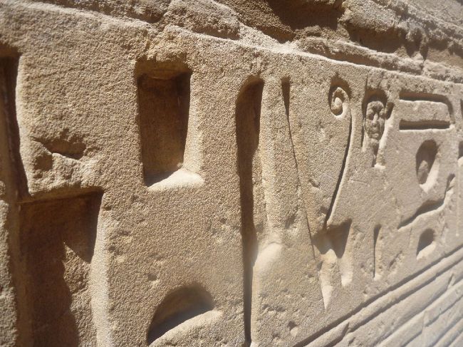 なんか、エジプト来たぞ！って感じの１枚。解読できない文字がずらずらと、壁一面に書いてある。