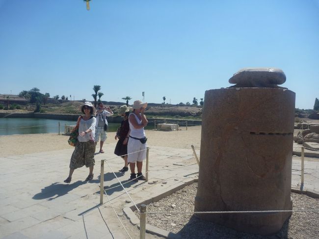 フンコロガシを祭ってある場所。み〜んな周ってました　笑。