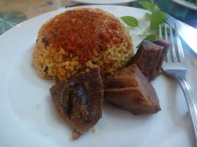 ごはん、ぱっさぱさ。ホントにスプーンじゃないとすくえないです。お肉もボリューム満点！