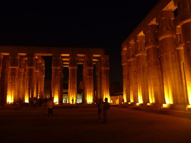 王のための踊場。なんか催しものがある時に使われた場所。ライトアップがすごく神秘的