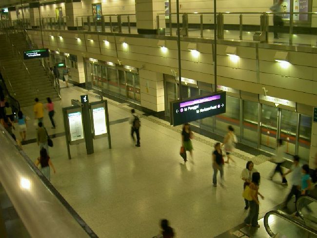 ＭＲＴ、とってもきれいです。運賃も安いですよ〜<br />ローカルは電子定期みたいのを使ってましたが、旅行者は１ドルを支払い、券を買う。最後にその１ドルを支払ったカードを返却するとお金がバックされるしくみになっていた。