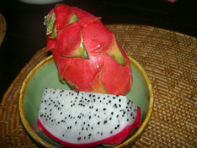 初めて食べたドラゴンフルーツ。なかなか美味しいよ。予想よりも味は薄い。控えめな甘さが好印象