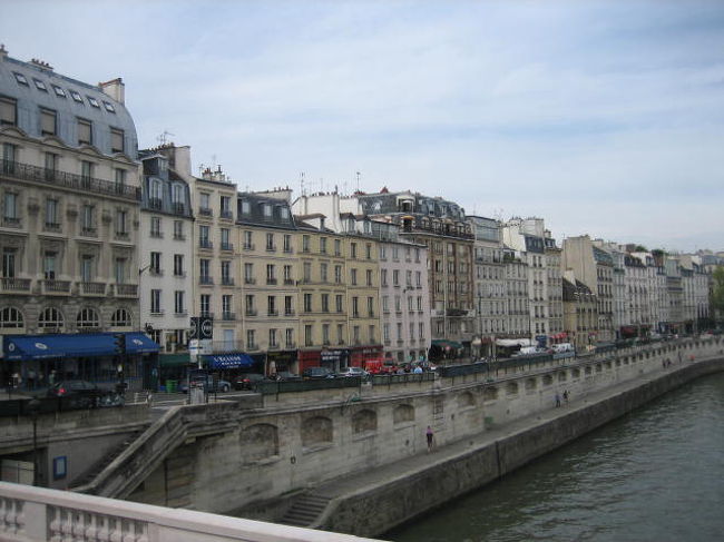 セーヌ川にかかる橋の上より♪<br />どこの橋かは・・・もはや分からず(^_^;)<br /><br />