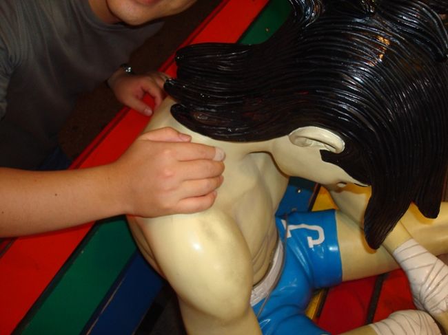 初めての沖縄本島で、那覇（国際通り）は京都や鎌倉みたいな観光都市的雰囲気が漂っていて、遠くにきたんだなぁ、と感じさせる雰囲気であると同時に、沖縄らしさ、を感じるには正直少し物足りず、商売っ気を強く感じる場所かなぁ、と個人的には感じました。<br />