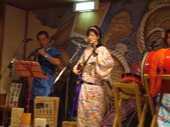 夕食はホテルの近くの居酒屋「沖縄料理地あんがま」さんへ。せっかくなので沖縄料理を、と思ってひょこっと入ったのですが、店員さんが３階はサウンドチャージ５００円でライブが聞けますよー、とのこと。まぁ、せっかくなので、と思いライブ席へ。<br />期待を良い意味で裏切られ、存分に楽しませていただきました。楽しむにはお酒をしっかり飲んで、積極的に声援（野次？）を飛ばしたり、踊ったり。妊婦の奥様はもちろんお酒が飲めないのでシラフの人にはちときついノリかもしれません（汗）