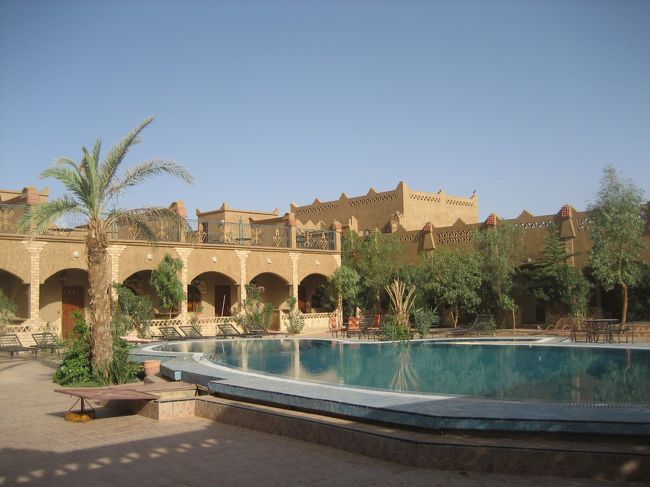 なんと、プールまであります！<br /><br /><br />砂漠の端に建つホテルに泊まってみてもよかったなぁ〜。