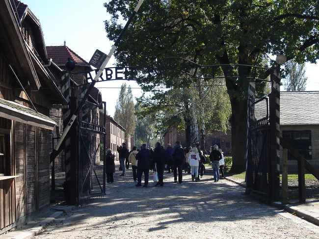 ARBERT MACHT FREI（働けば自由になる）<br />アウシュビッツ強制収容所入口です。戦前はここにポーランド軍オシフェンチム兵舎がありました。戦争勃発後、空き家となった建物の利用、ポーランド人逮捕者数の急速な増加、既存刑務所の満杯状態などから1940年半ばにナチス親衛隊によってここにポーランド政治犯を対象とした強制収容所を設置することとなりました。