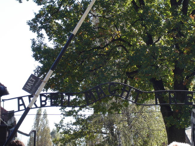 ARBERTのBのふくらみが上下逆さまになっている感じがします。収容者のせめてもの抵抗の証だとか。<br />