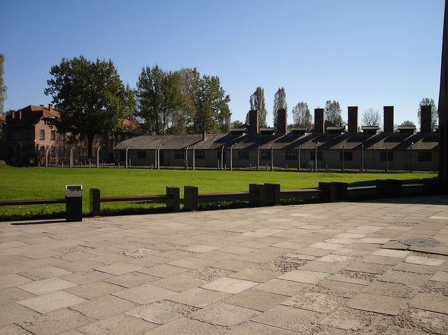 アウシュビッツには大きくアウシュビッツとビルケナウという二つの収容所があります。映画”シンドラーのリスト”でも登場した鉄道引込線のある方の収容所はビルケナウで、「働けば自由になる」の門がある方がアウシュビッツとなります。<br />アウシュビッツ収容所は第二次世界大戦中5年間にも及びナチス・ドイツによって占領された国の国民に恐怖感を与え続けました。この収容所1940年にポーランド人政治犯を収容するために設立されました。当初はポーランド人虐殺の場として利用する予定だったが、時間の経過とともに全ヨーロッパの人間、主にそれぞれの国籍を持ったユダヤ人、ジプシー、ソ連軍捕虜をここに送り始めました。囚人にはチェコ人、ユーゴスラビア人、フランス人、オーストリア人、そしてドイツ人もいました。収容所が解放されるまで、ポーランド人の政治犯もここに送り続けられていました。