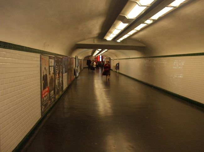 「シャトル駅地下道」<br />いざエッフェル塔へ。朝８時前フォーラム デ アールのレ・アール口に行く。まだエスカレーターが動いていない。地下３階の駅までエスカレーターをガタガタ降りる。駅構内に入ると朝の通勤者があちこちの通路からドッとあふれてきた。人の流れのなかメトロ①のホームを探すのに一苦労。たいへん分かりにくかった。この長い地下道も通ったのだ。！