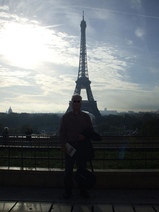 「シャイヨー宮のテラス」<br />逆光のなかのエッフェル塔、３７年前ココは６月なのに寒かったのだ。